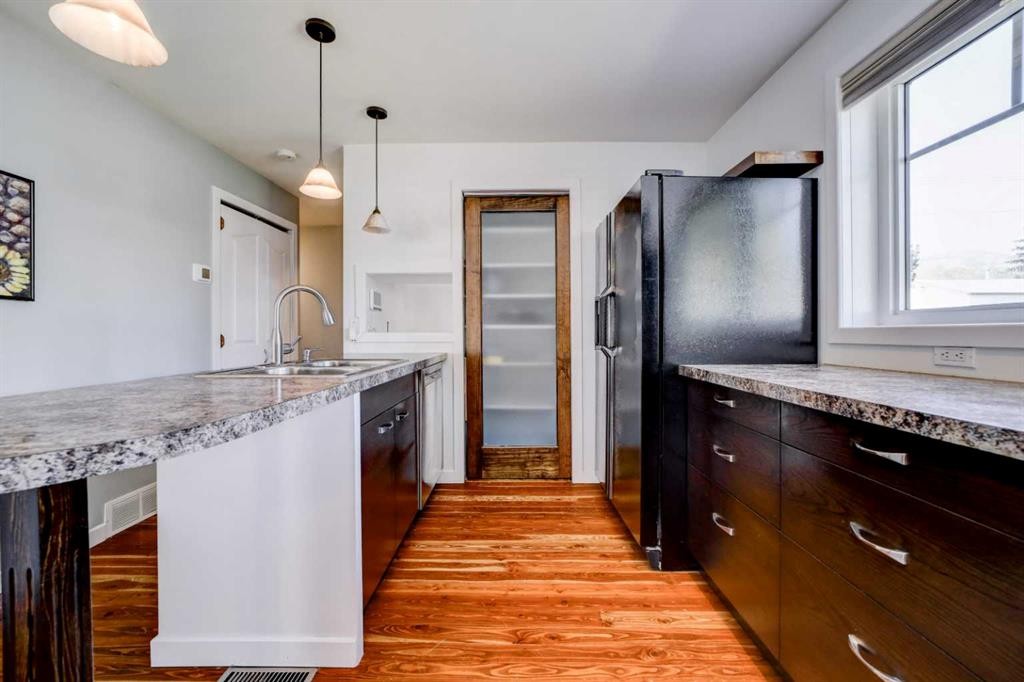 2401 210 Street, Bellevue, AB - Indoor Photo Showing Kitchen With Upgraded Kitchen