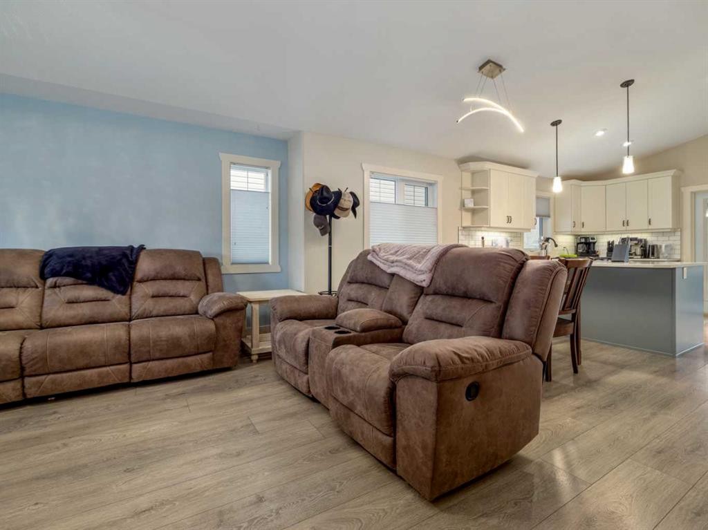 453 Westgate Crescent, Coaldale, AB - Indoor Photo Showing Living Room