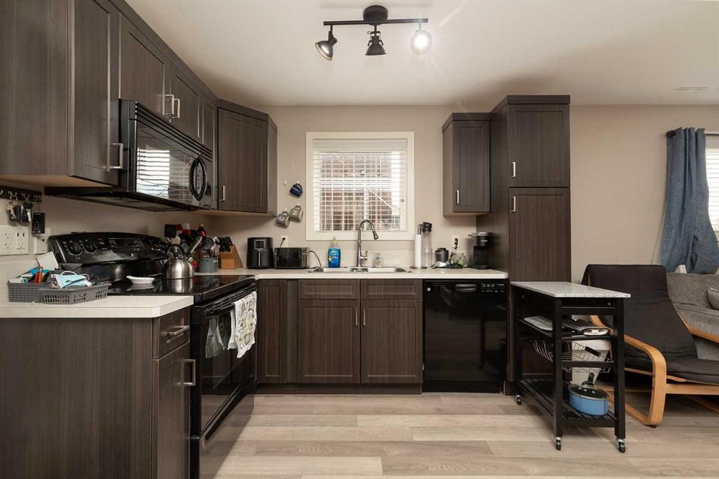 247 Blackwolf Way North, Lethbridge, AB - Indoor Photo Showing Kitchen