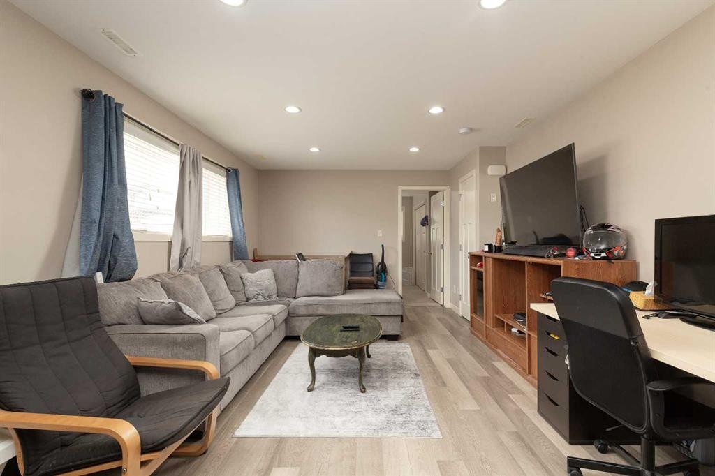 247 Blackwolf Way North, Lethbridge, AB - Indoor Photo Showing Living Room
