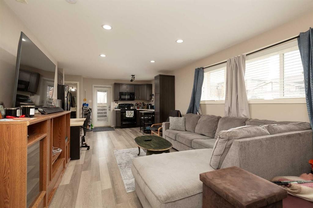 247 Blackwolf Way North, Lethbridge, AB - Indoor Photo Showing Living Room