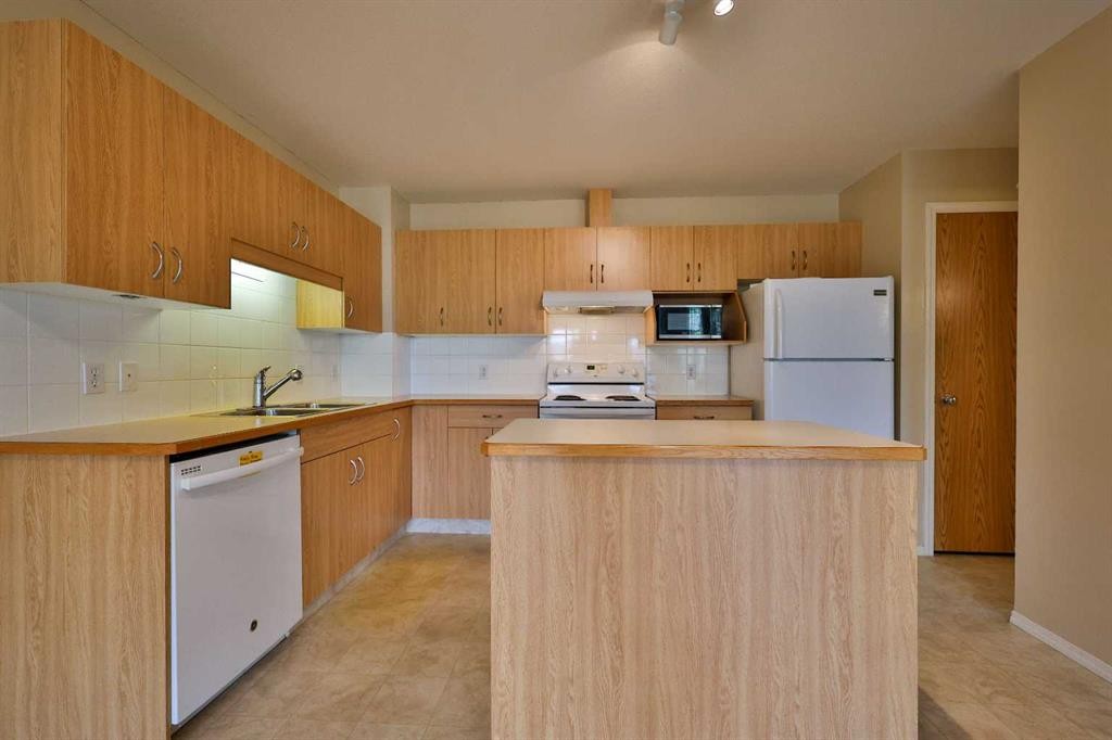 1-43 Highlands Place West, Lethbridge, AB
