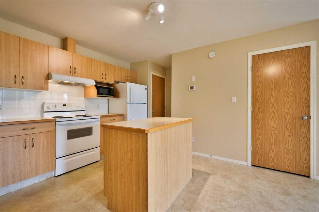 1-43 Highlands Place West, Lethbridge, AB