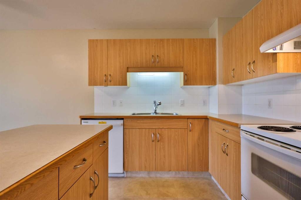 1-43 Highlands Place West, Lethbridge, AB
