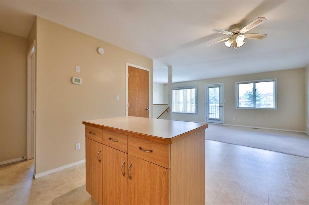 1-43 Highlands Place West, Lethbridge, AB