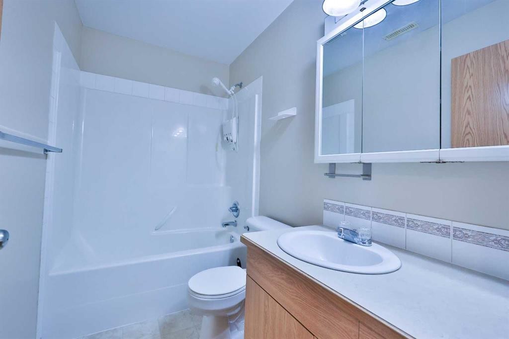 1-43 Highlands Place West, Lethbridge, AB