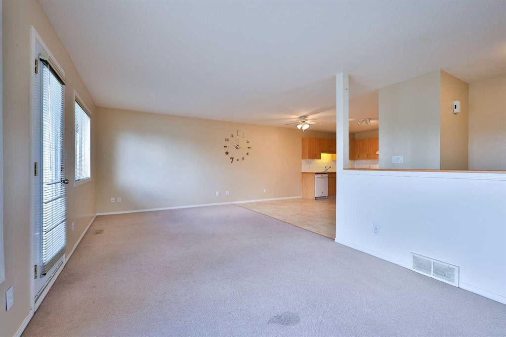 1-43 Highlands Place West, Lethbridge, AB