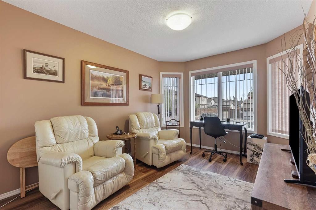 605 Sunridge Crescent West, Lethbridge, AB - Indoor Photo Showing Living Room