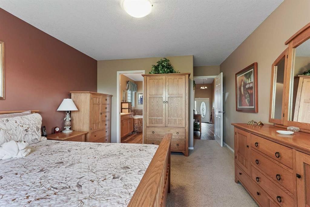 605 Sunridge Crescent West, Lethbridge, AB - Indoor Photo Showing Bedroom