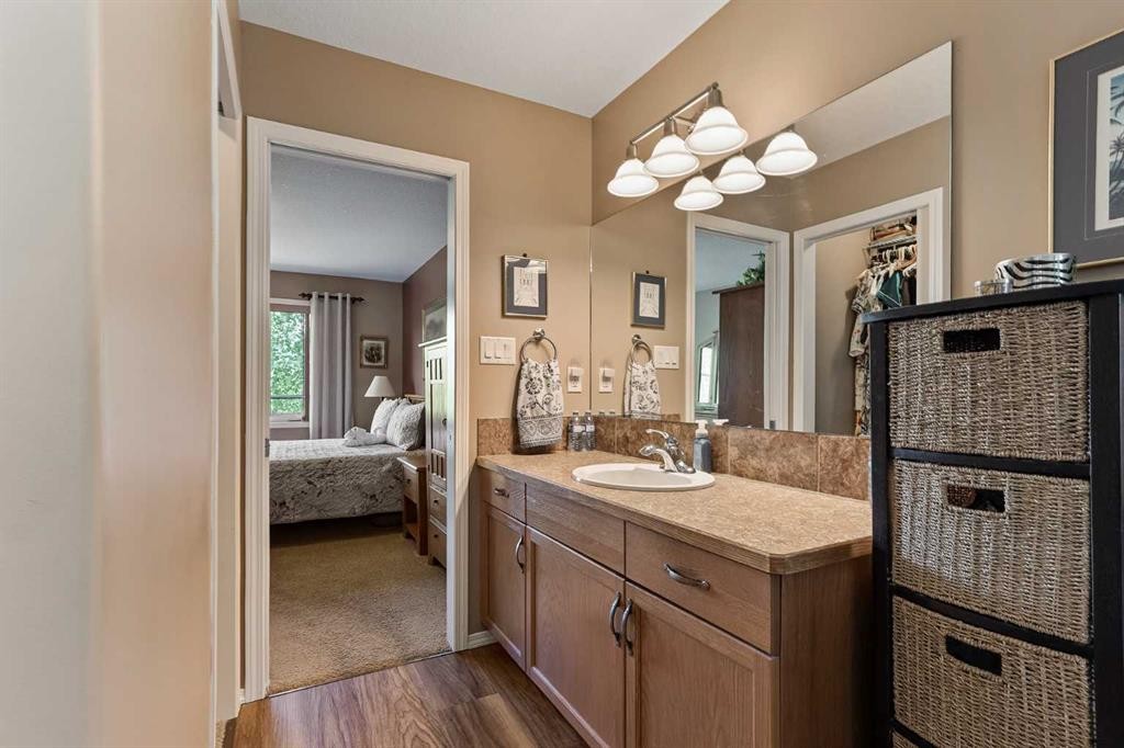 605 Sunridge Crescent West, Lethbridge, AB - Indoor Photo Showing Bathroom