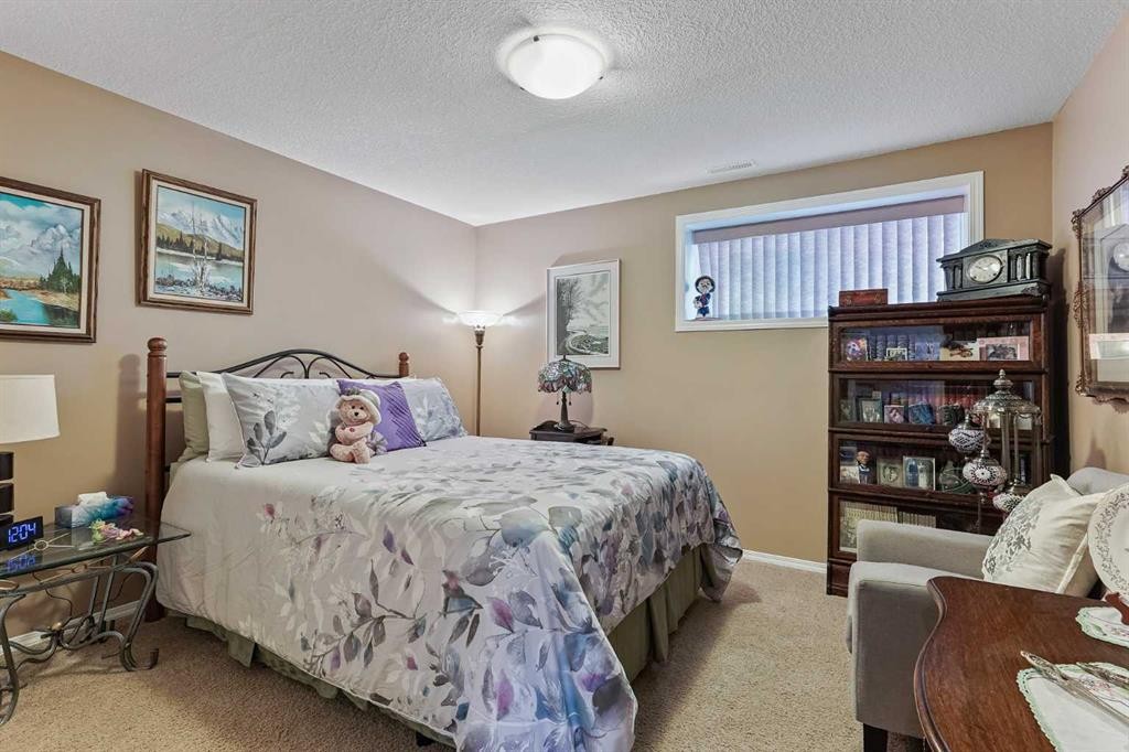 605 Sunridge Crescent West, Lethbridge, AB - Indoor Photo Showing Bedroom