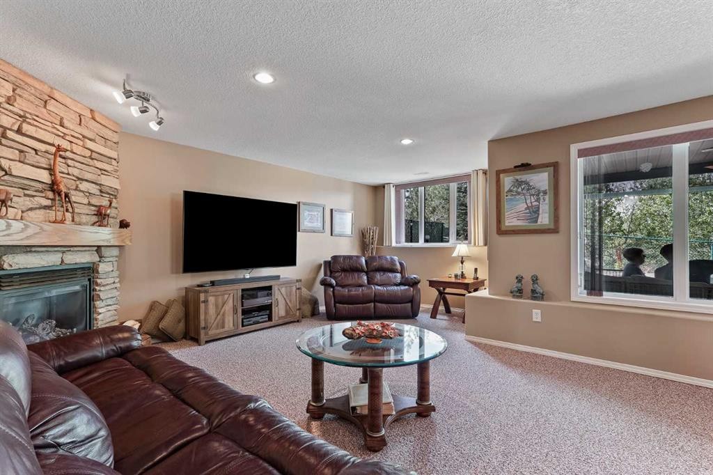 605 Sunridge Crescent West, Lethbridge, AB - Indoor Photo Showing Living Room With Fireplace