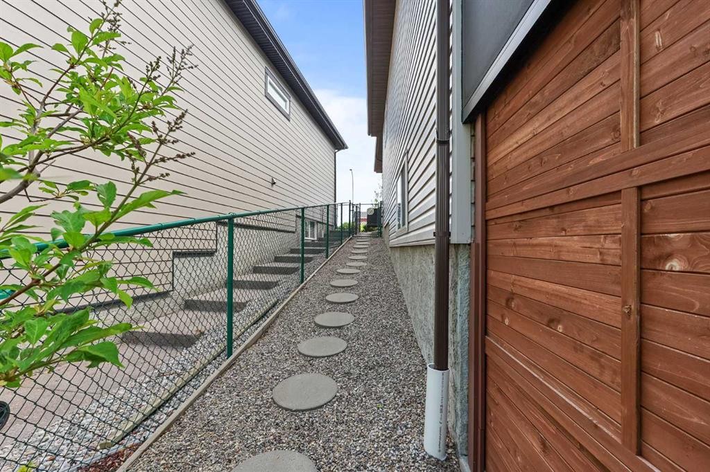 605 Sunridge Crescent West, Lethbridge, AB - Outdoor