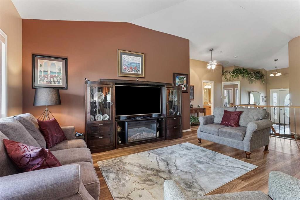 605 Sunridge Crescent West, Lethbridge, AB - Indoor Photo Showing Living Room