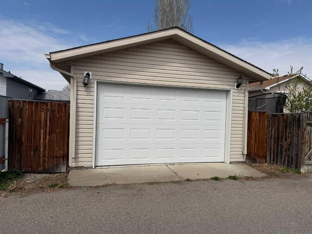 296 Cougar Way North, Lethbridge, AB - Outdoor With Exterior
