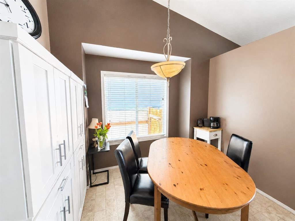 296 Cougar Way North, Lethbridge, AB - Indoor Photo Showing Dining Room