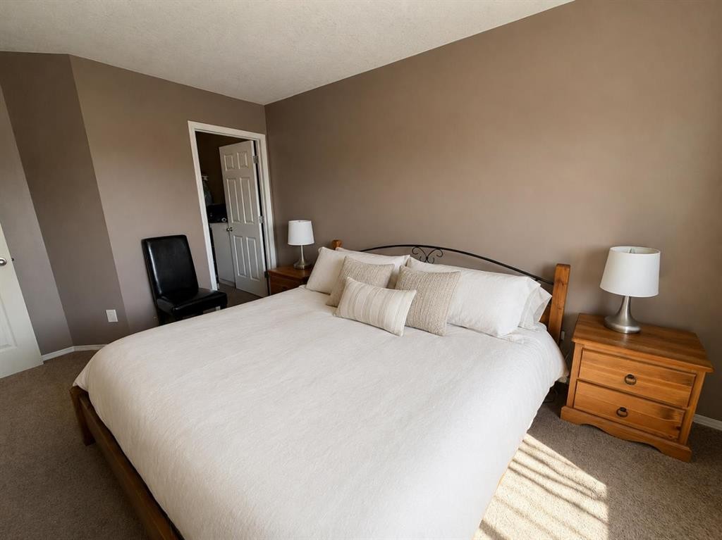 296 Cougar Way North, Lethbridge, AB - Indoor Photo Showing Bedroom