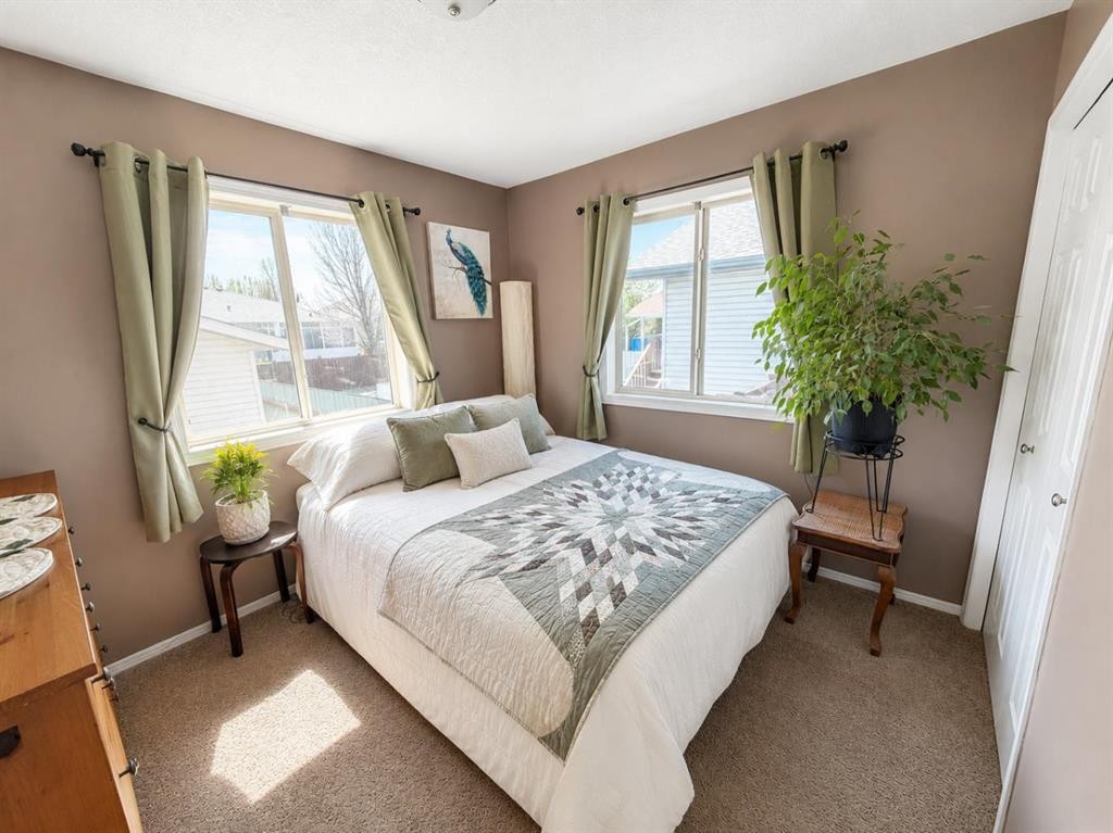 296 Cougar Way North, Lethbridge, AB - Indoor Photo Showing Bedroom