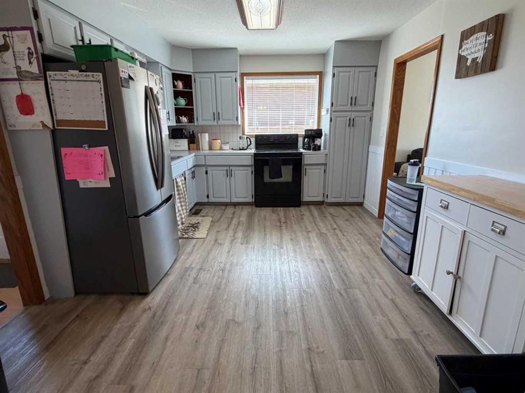 5025 41 Avenue, Taber, AB - Indoor Photo Showing Kitchen