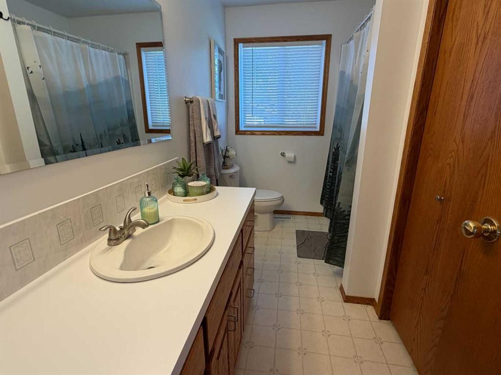 5025 41 Avenue, Taber, AB - Indoor Photo Showing Bathroom
