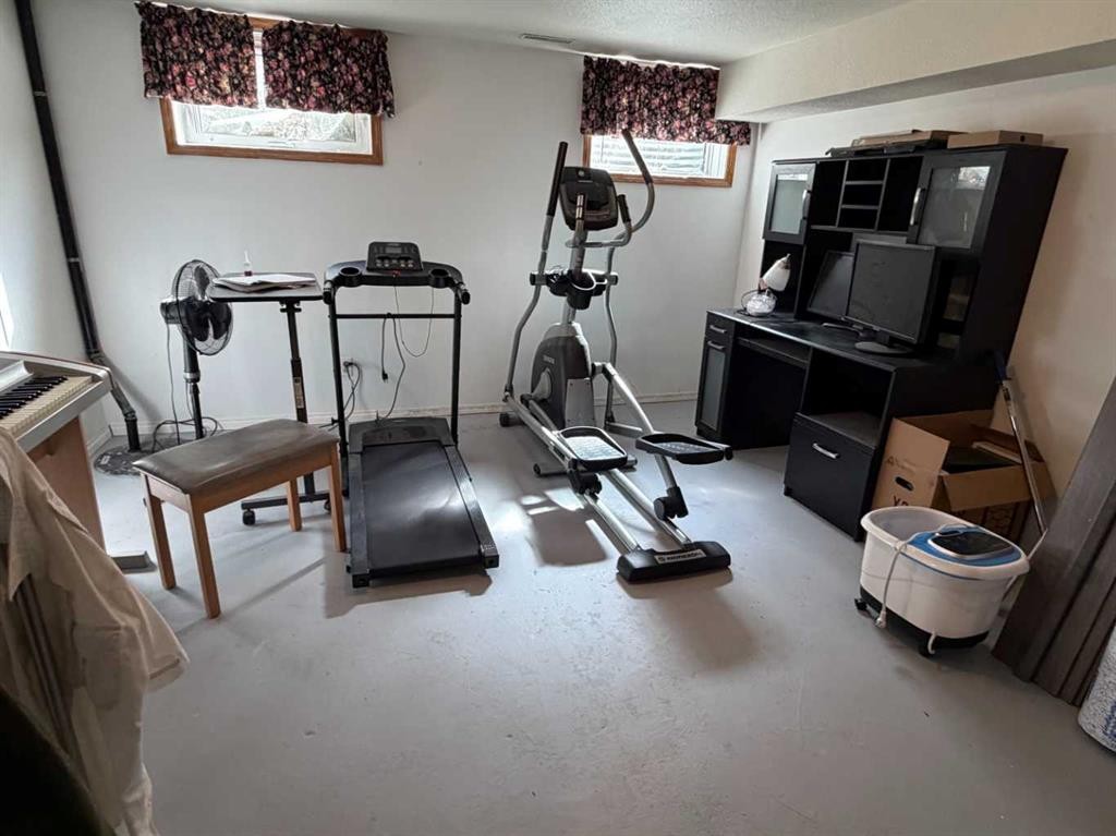 5025 41 Avenue, Taber, AB - Indoor Photo Showing Gym Room