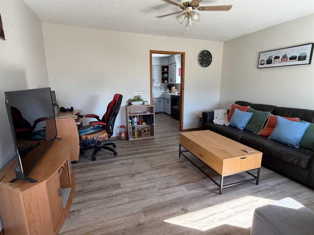 5025 41 Avenue, Taber, AB - Indoor Photo Showing Living Room