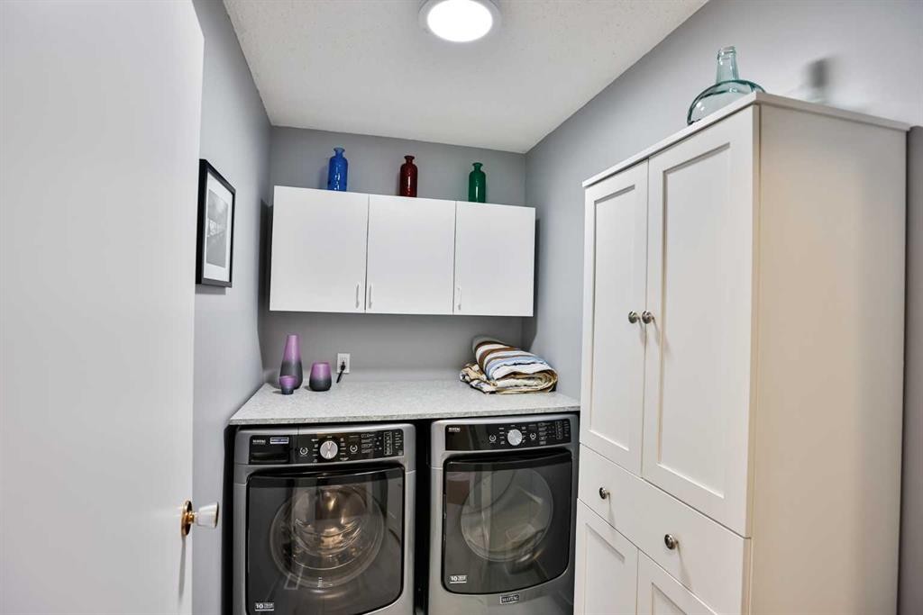 243 N 200 W, Raymond, AB - Indoor Photo Showing Laundry Room