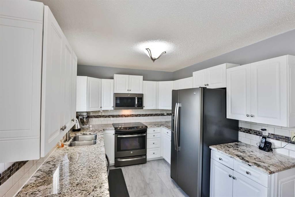 243 N 200 W, Raymond, AB - Indoor Photo Showing Kitchen With Double Sink