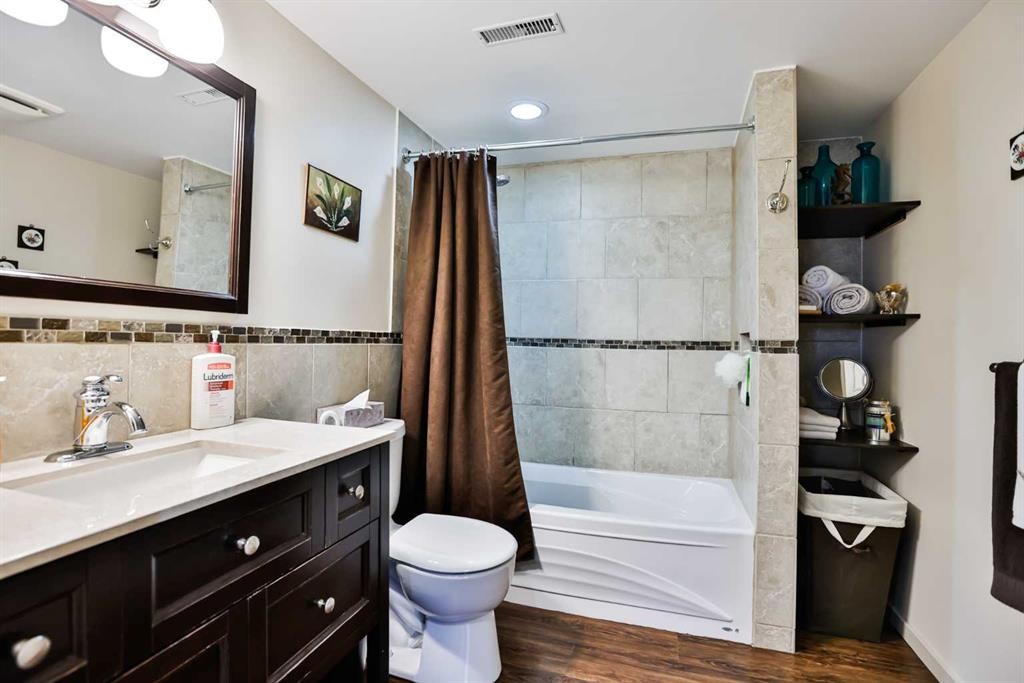 243 N 200 W, Raymond, AB - Indoor Photo Showing Bathroom