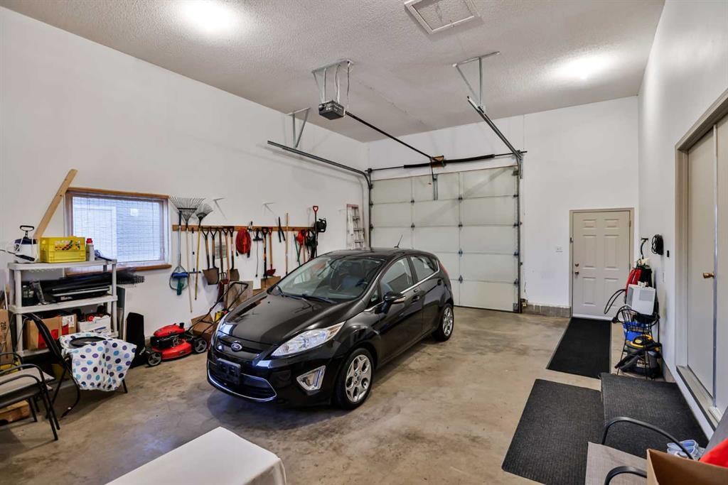 243 N 200 W, Raymond, AB - Indoor Photo Showing Garage