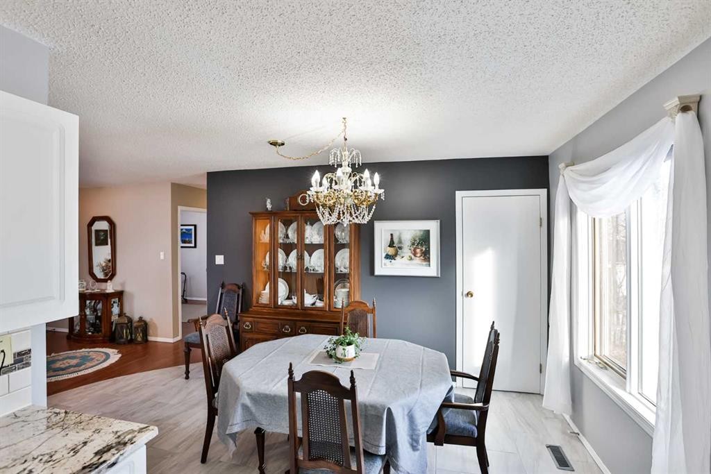 243 N 200 W, Raymond, AB - Indoor Photo Showing Dining Room