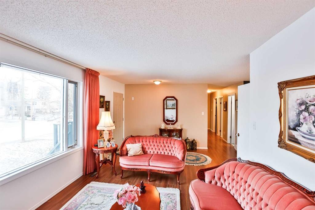 243 N 200 W, Raymond, AB - Indoor Photo Showing Living Room