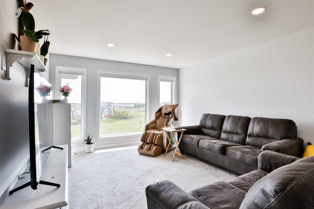 134 Greywolf Road North, Lethbridge, AB - Indoor Photo Showing Living Room