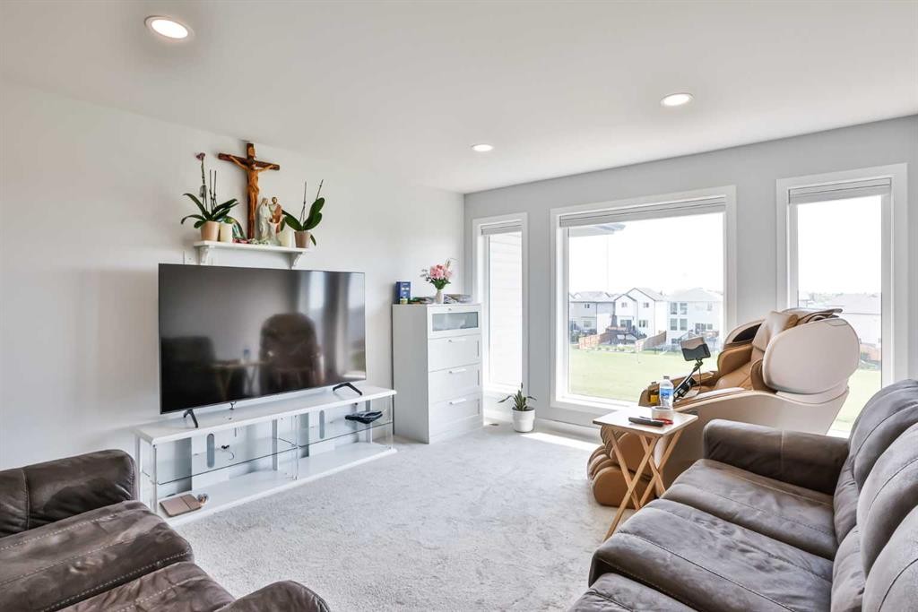 134 Greywolf Road North, Lethbridge, AB - Indoor Photo Showing Living Room