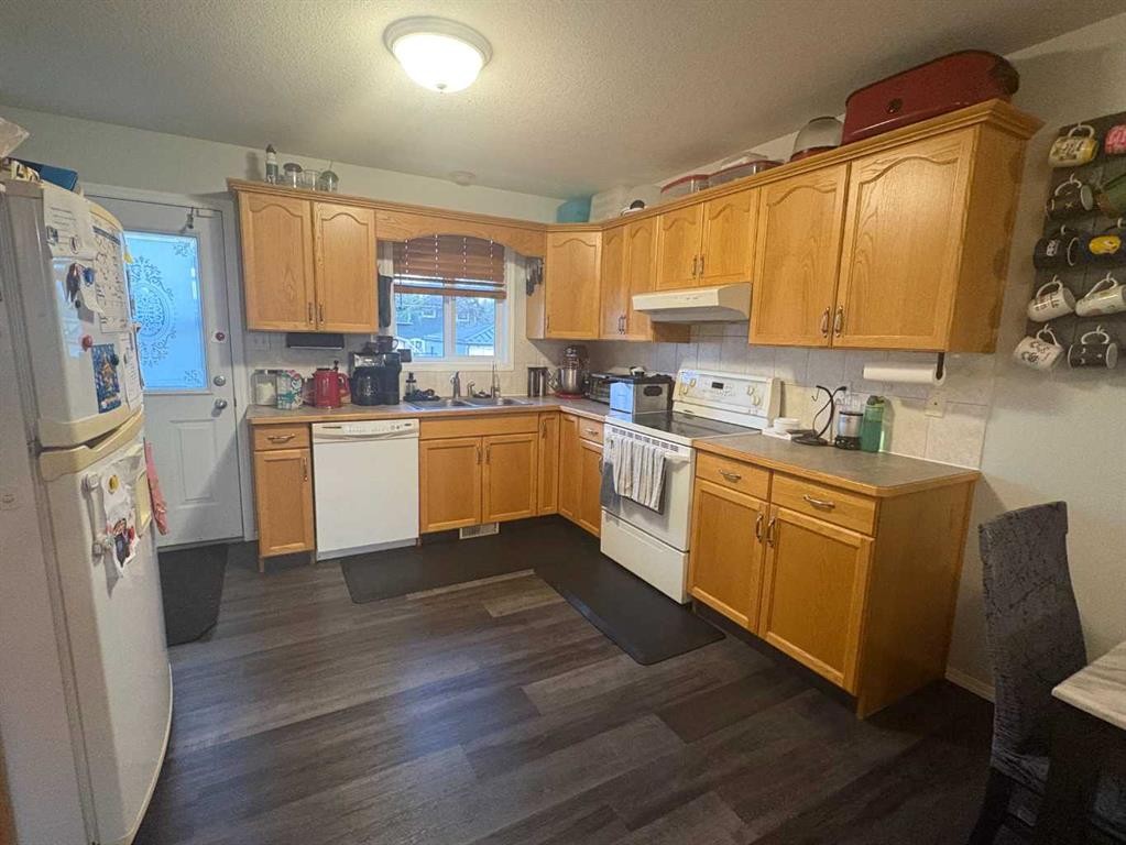 5214 45 Avenue, Taber, AB - Indoor Photo Showing Kitchen With Double Sink