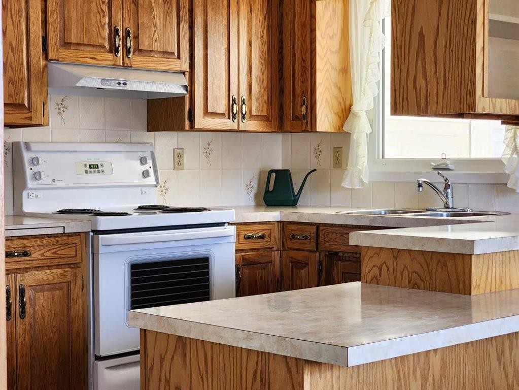 1405 13 Avenue North, Lethbridge, AB - Indoor Photo Showing Kitchen With Double Sink