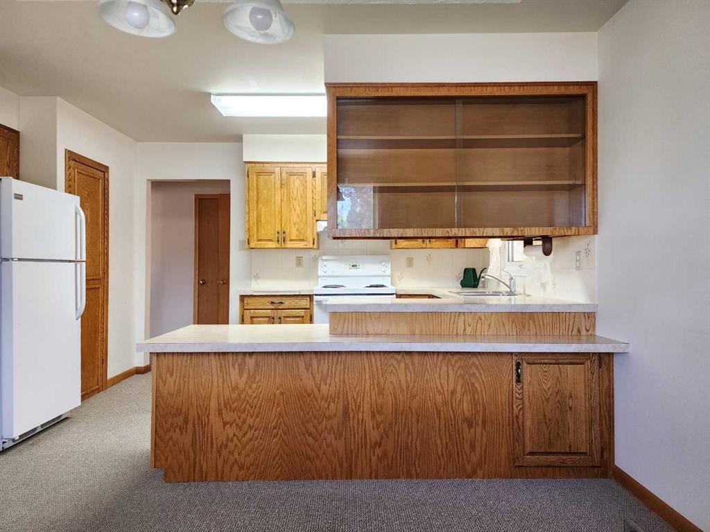 1405 13 Avenue North, Lethbridge, AB - Indoor Photo Showing Kitchen