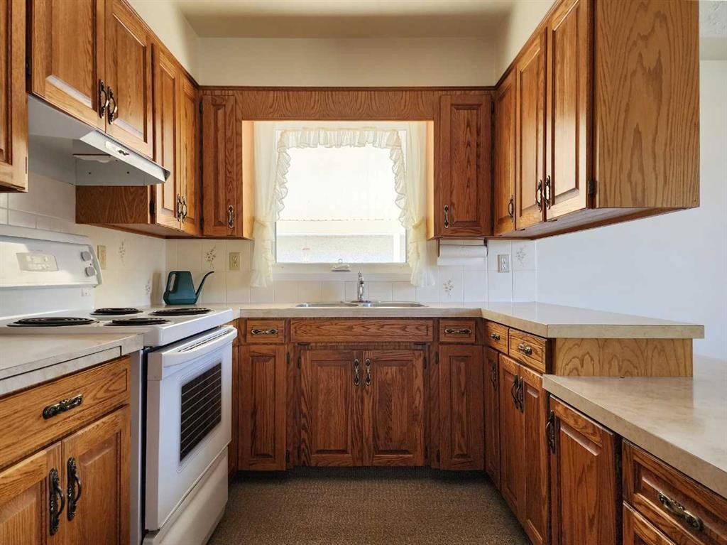 1405 13 Avenue North, Lethbridge, AB - Indoor Photo Showing Kitchen