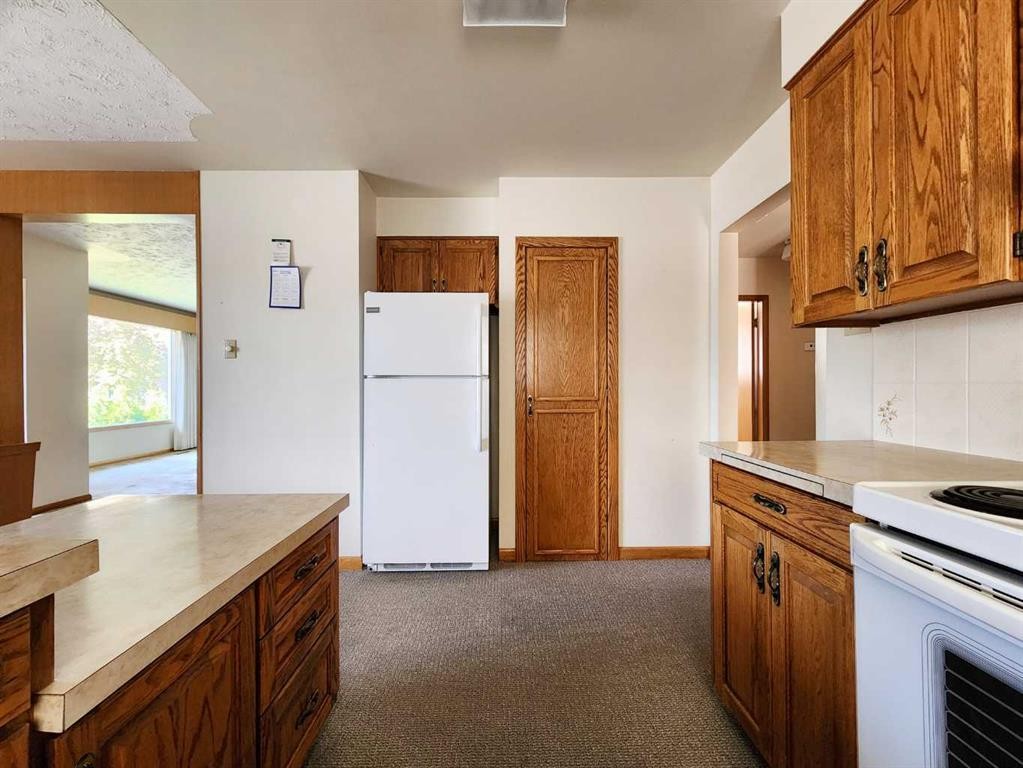 1405 13 Avenue North, Lethbridge, AB - Indoor Photo Showing Kitchen