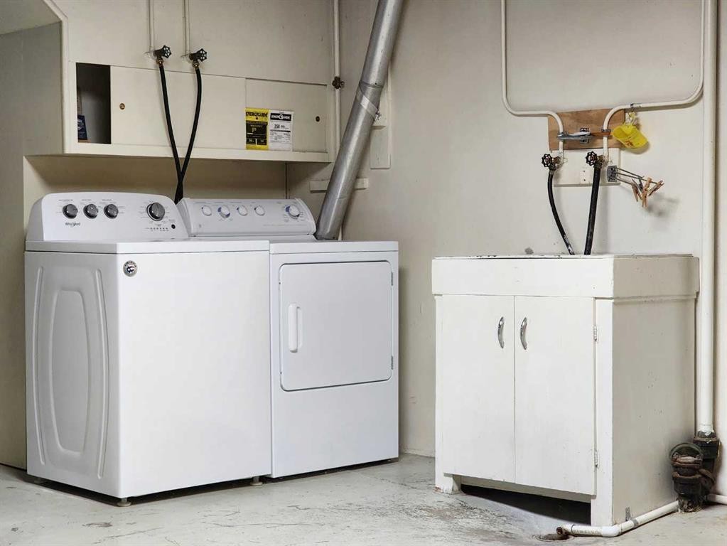1405 13 Avenue North, Lethbridge, AB - Indoor Photo Showing Laundry Room