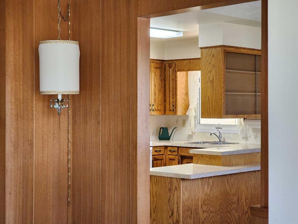 1405 13 Avenue North, Lethbridge, AB - Indoor Photo Showing Kitchen