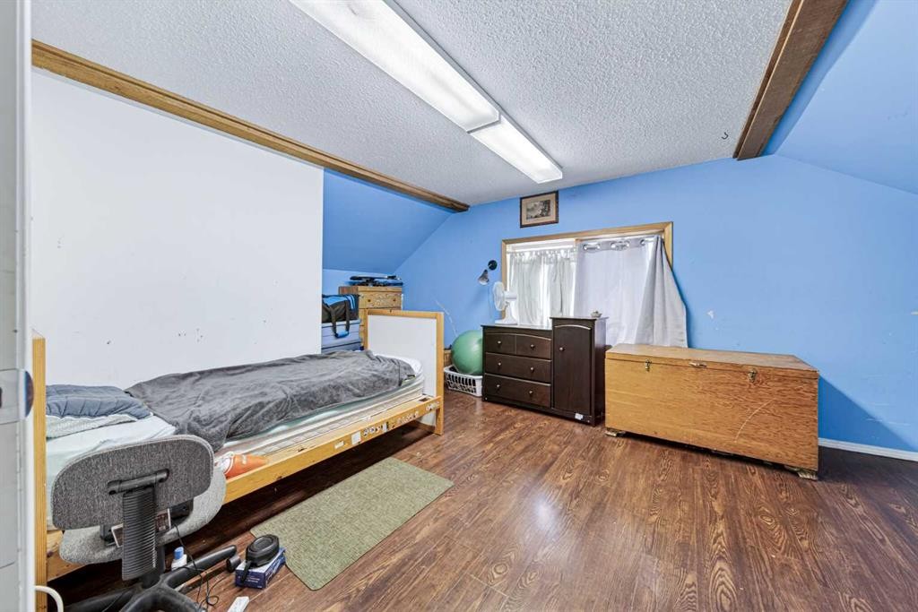 12145 21Ave, Blairmore, AB - Indoor Photo Showing Bedroom