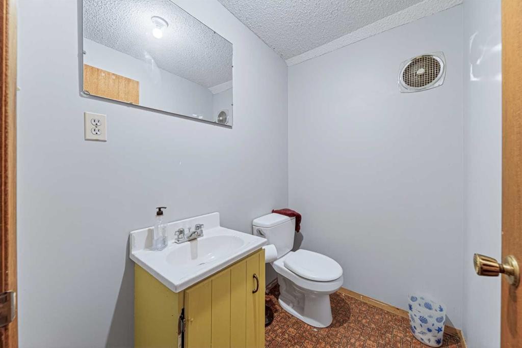 12145 21Ave, Blairmore, AB - Indoor Photo Showing Bathroom