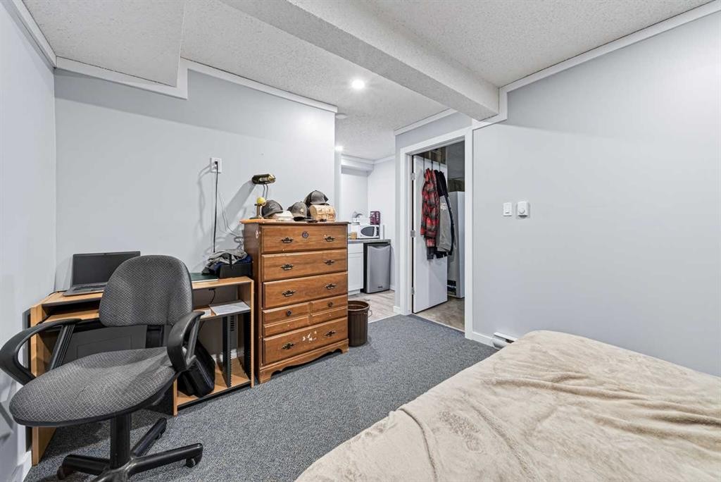 12145 21Ave, Blairmore, AB - Indoor Photo Showing Bedroom