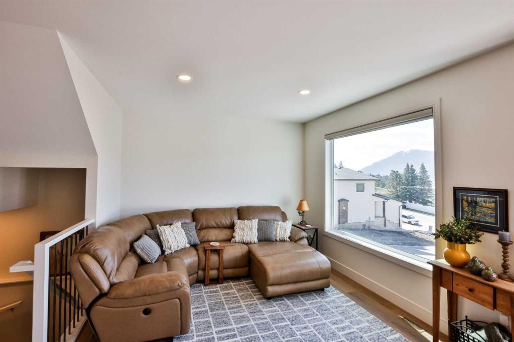 8618 25 Avenue, Coleman, AB - Indoor Photo Showing Living Room