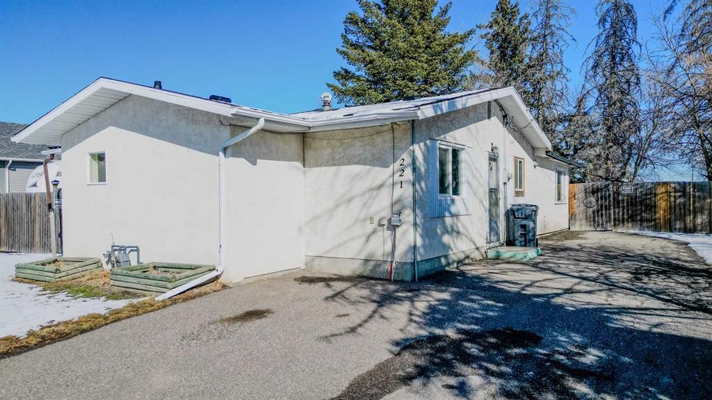 221 N 250 E, Raymond, AB - Outdoor