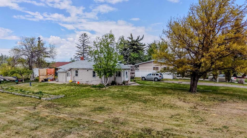 254 N 200 W, Raymond, AB - Outdoor