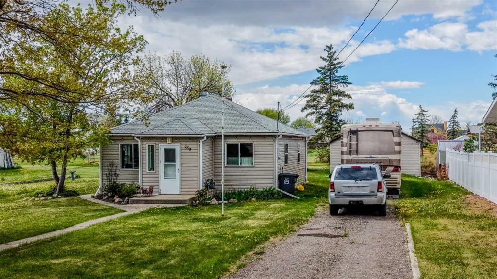 254 N 200 W, Raymond, AB - Outdoor
