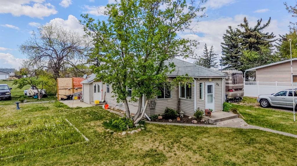 254 N 200 W, Raymond, AB - Outdoor
