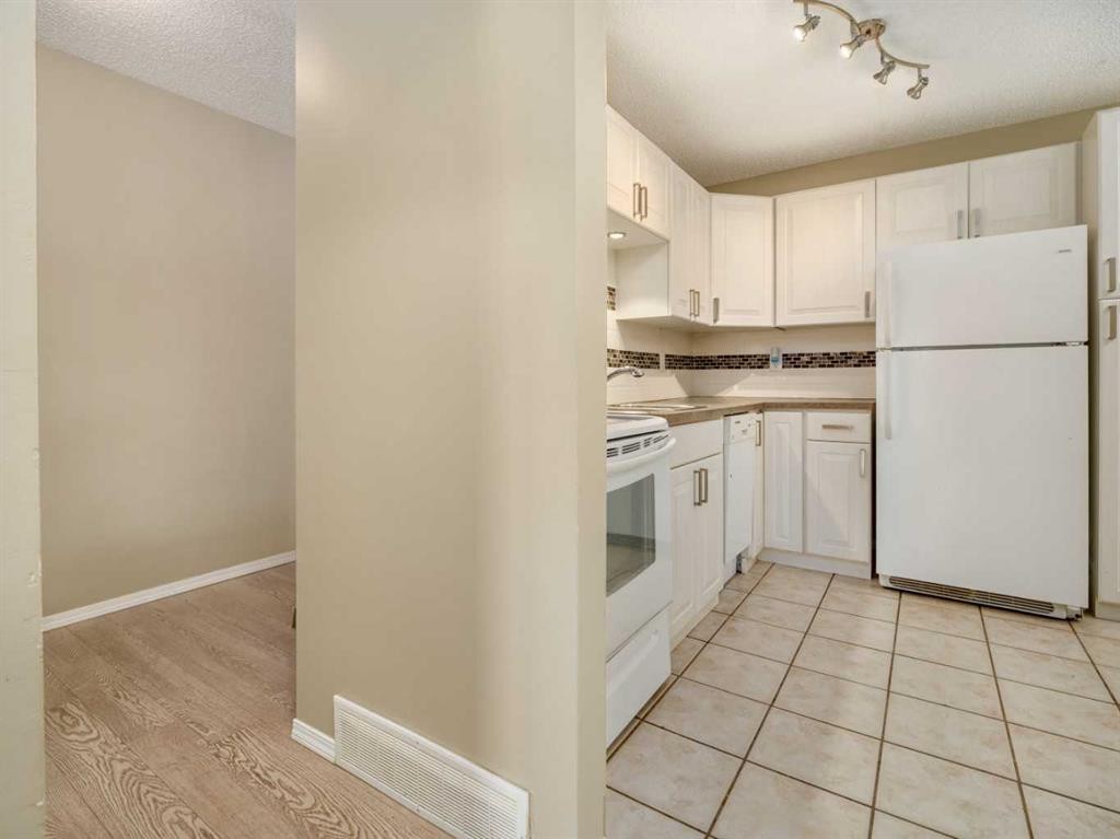 1-269 Laval Boulevard West, Lethbridge, AB - Indoor Photo Showing Kitchen